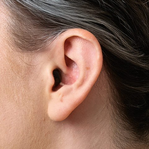 Aparatul Philips HearLink NXT aproape invizibil, poziționat în ureche